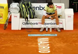 Carlos Alcaraz, en su banquillo, durante un partido del Masters de Madrid.