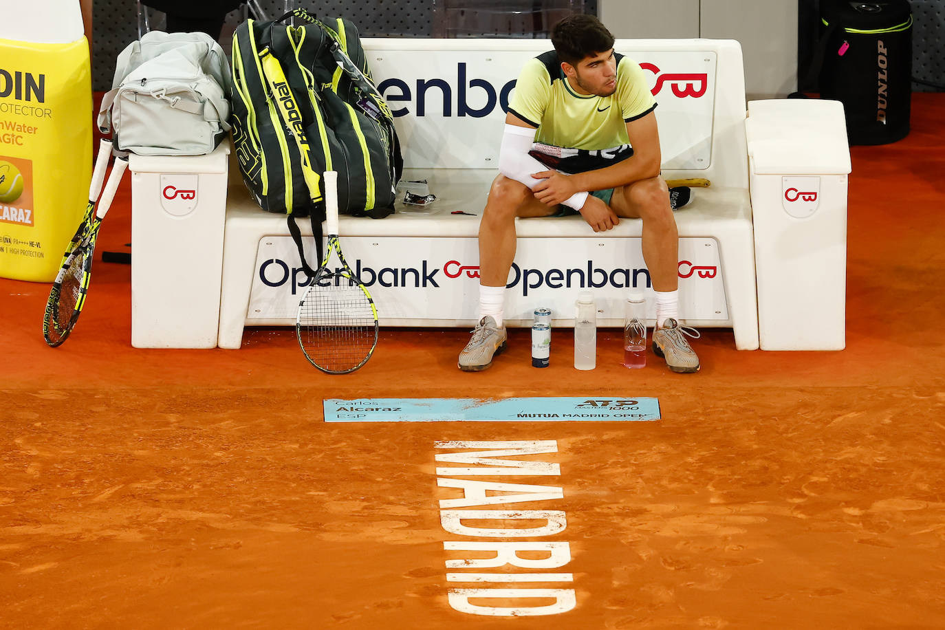 Carlos Alcaraz, en su banquillo, durante un partido del Masters de Madrid.