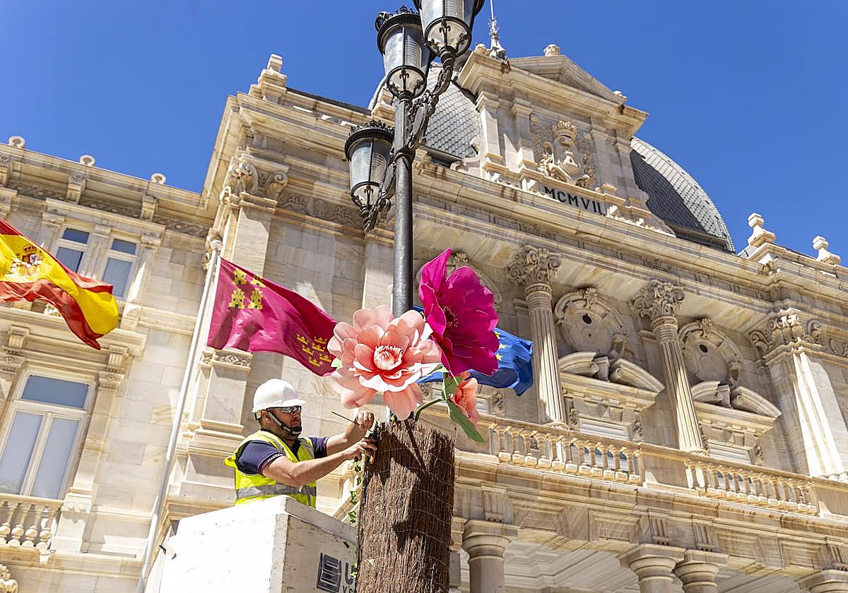 Montaje de la decoración en la plaza del Ayuntamiento para las Cruces de Mayo.