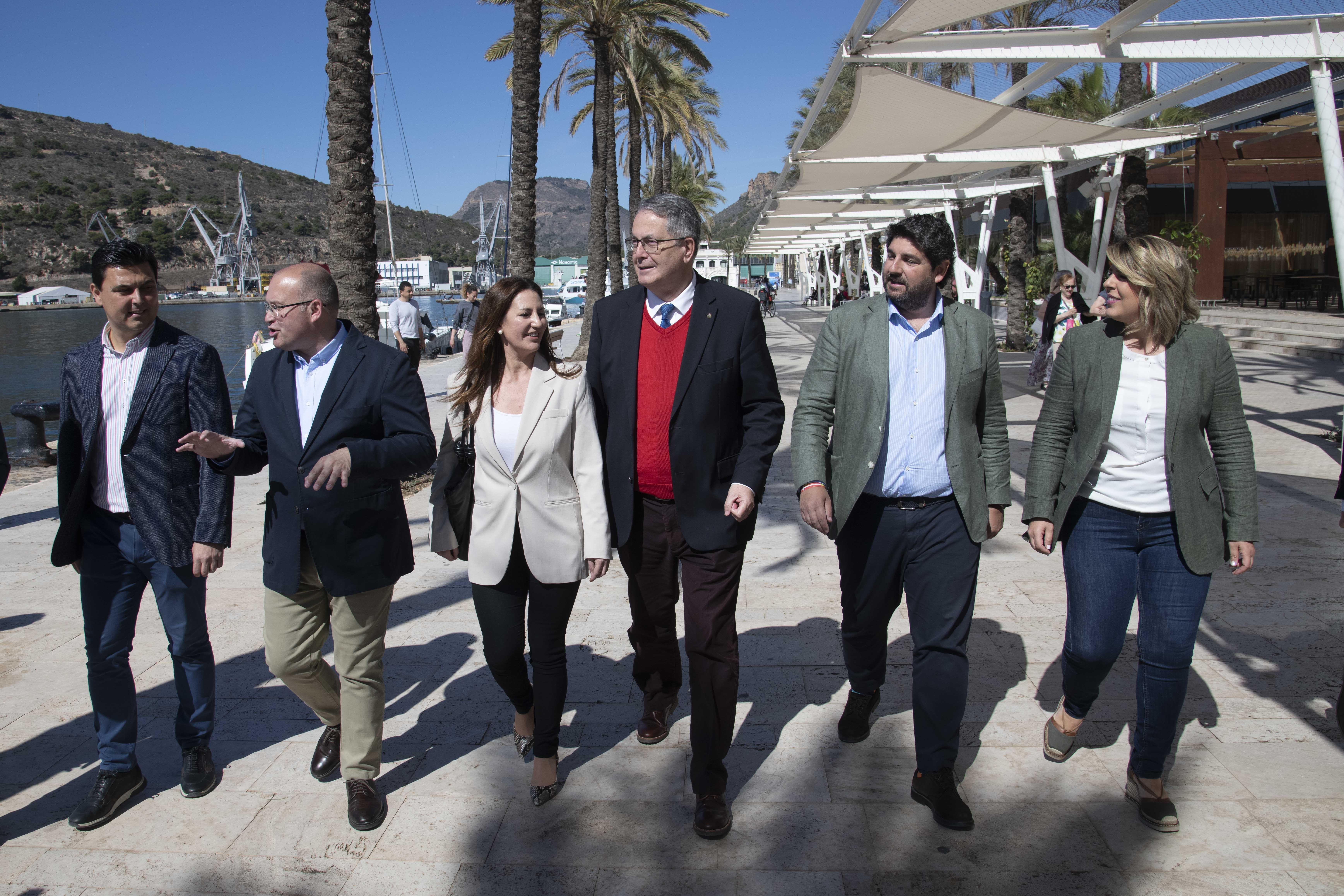 José Miguel Luengo, Miguel Tellado, Maravillas Abadía, Nicolás Pascual de la Parte, Fernando López Miras y Noelia Arroyo, este viernes en Cartagena.