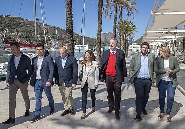 José Miguel Luengo, Miguel Tellado, Maravillas Abadía, Nicolás Pascual de la Parte, Fernando López Miras y Noelia Arroyo, este viernes en Cartagena.