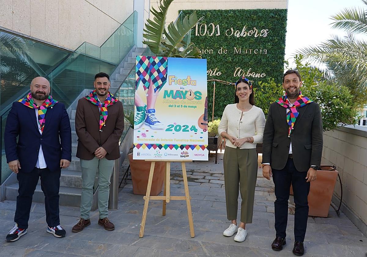 De izq. a dcha., Ginés José Muñoz, concejal de Turismo; Daniel Ruano, concejal de Festejos; María Cánovas,alcaldesa de Alhama, y Juan Francisco Martínez, director del Instituto de Turismo de la Región.