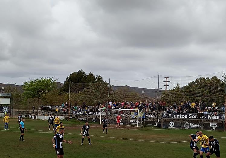 Kamal (a la derecha) disputa el balón a dos defensores en Cartagena.