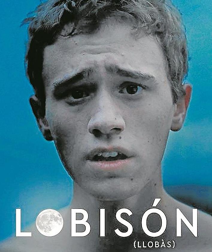 Imagen secundaria 2 - Imágenes tomadas durante el rodaje de 'Llobàs', dirigida por Pau Calpe Rufat y basada en la novela 'Lobisón', de Ginés Sánchez, donde el actor León Martínez interpreta a Adrián. Cartel de la versión en castellano de la película. 
