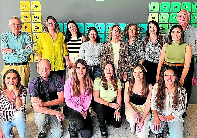 Miembros del equipo de investigación. Detrás: Manuel Hernández, Marta Pastor, Yesica Vicente, Lixy León, Pilar Viñas, Natalia Campillo, Natalia Arroyo, Consuelo Rodríguez e Ignacio López. Delante: Rosa Peñalver, Félix Zapata, Claudia Giménez, Yolanda Guerrero, Ana Castell y María García.