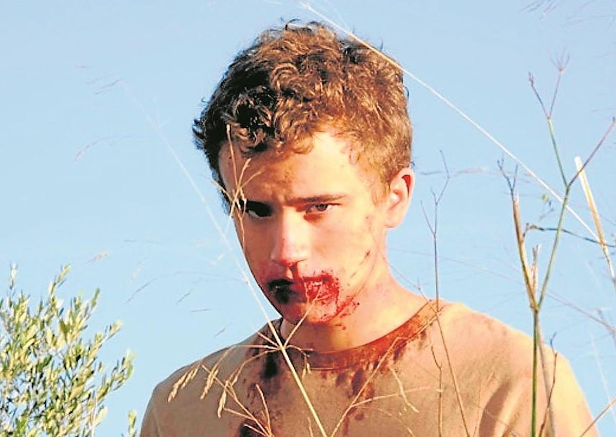 Imagen secundaria 1 - Imágenes tomadas durante el rodaje de 'Llobàs', dirigida por Pau Calpe Rufat y basada en la novela 'Lobisón', de Ginés Sánchez, donde el actor León Martínez interpreta a Adrián. Cartel de la versión en castellano de la película. 