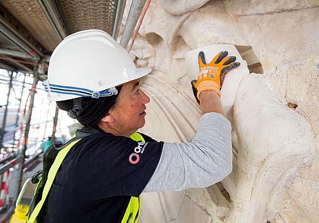 Molina coloca la nueva pieza de la pierna de un ángel.