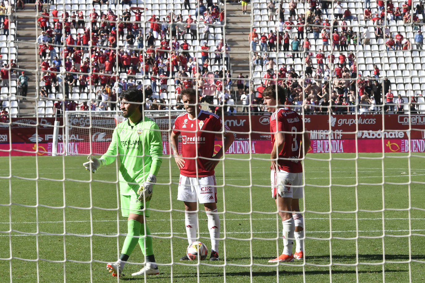 La derrota del Real Murcia frente al Castellón, en imágenes