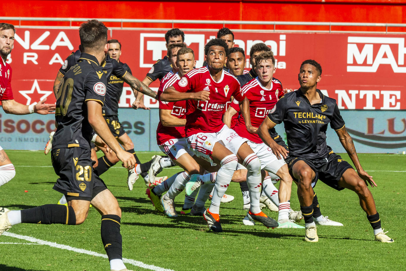 La derrota del Real Murcia frente al Castellón, en imágenes