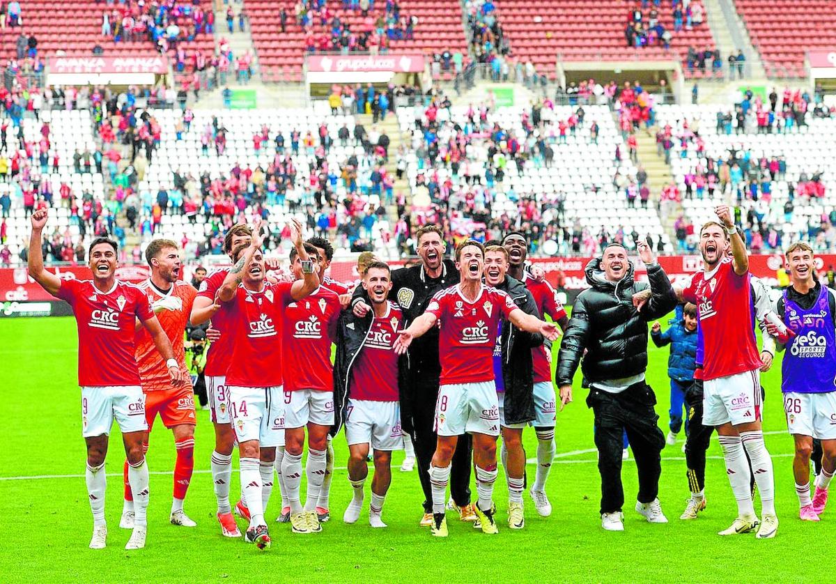 Los jugadores del Real Murcia celebran con los aficionados granas la importante victoria de la semana pasada ante la AD Ceuta en el estadio Enrique Roca.