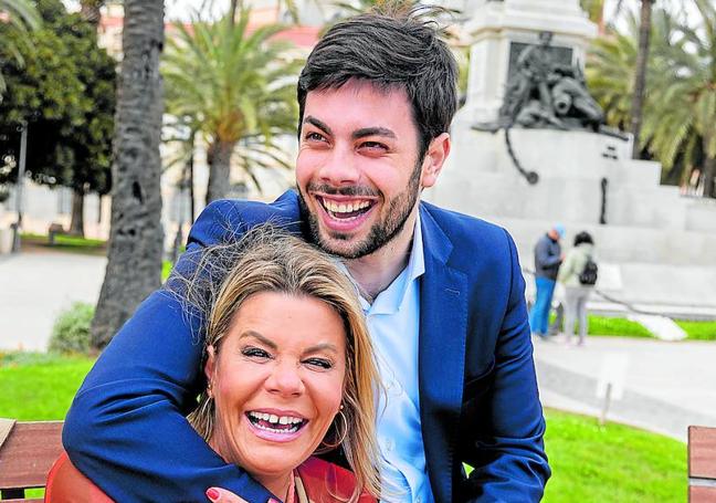 Paloma Jáudenes, con su hijo Nacho, junto al monumento a los Héroes de Cavite en Cartagena.