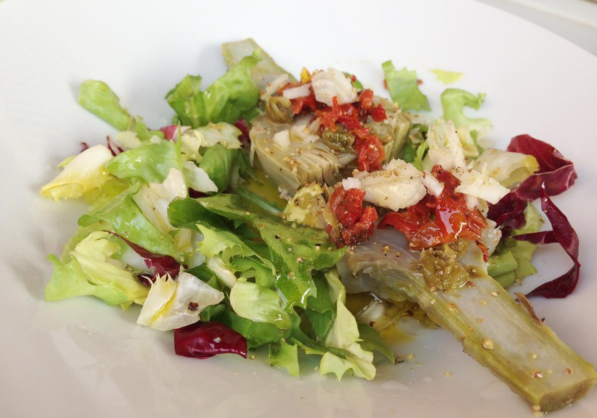 Ensalada de tomates secos con alcachofas