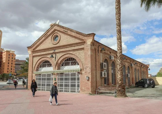 Edificio de Renfe de ladrillo visto que será demolido por las obras de integración del Corredor Mediterráneo.