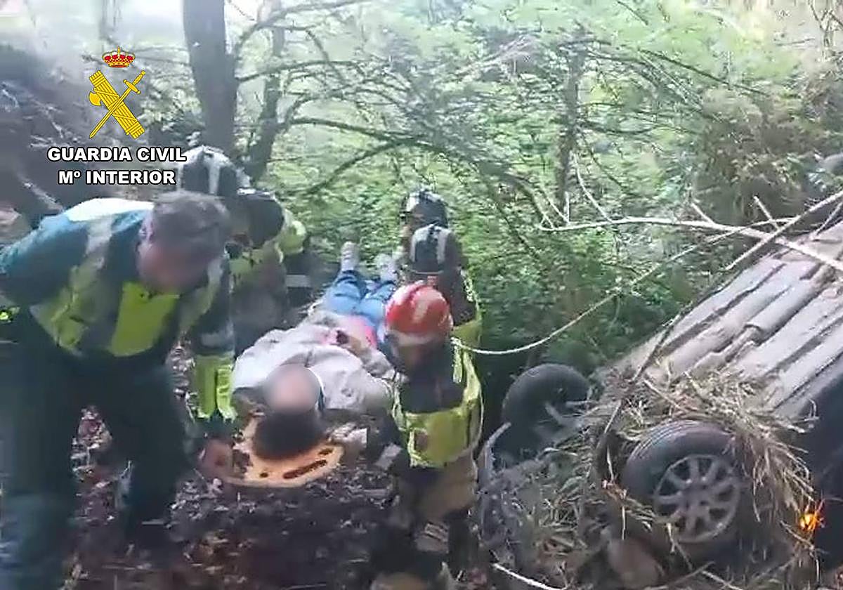 Los agentes de la Guardia Civil y los Bomberos rescataron a los ocupantes del vehículo.