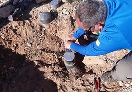 Un técnico de la CHS precinta una boca de riego en el Campo de Cartagena, en una imagen de archivo.