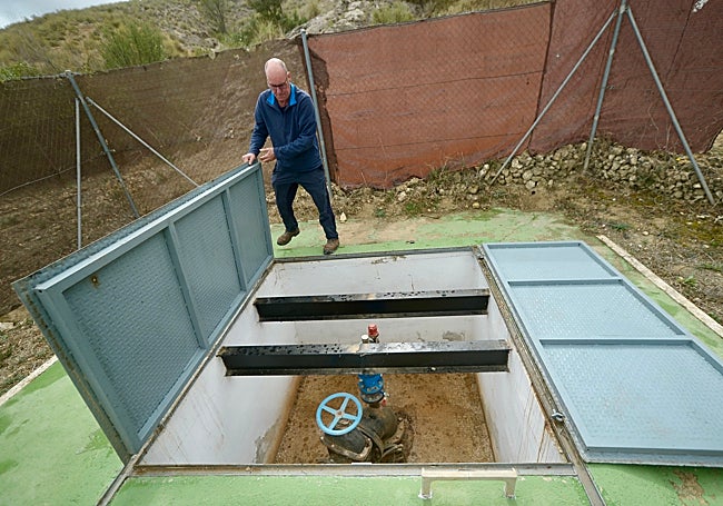 Un técnico de la CHS supervisa las tuberías de bombeo en uno de los pozos del Sinclinal de Calasparra, en marzo.