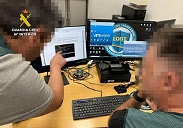 Dos agentes de la unidad de delincuencia informática de la Guardia Civil, en una foto de archivo.