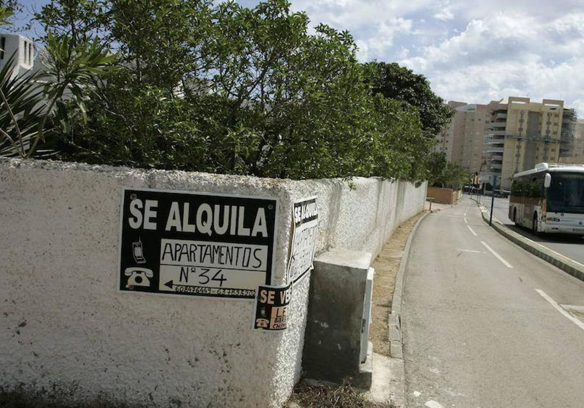 Un anuncio de un apartamento turístico en La Manga, en una imagen de archivo.