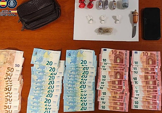 La droga y el dinero en efectivo incautados al joven en San José de la Vega.