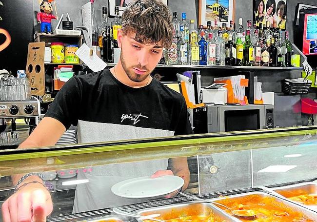 Jorge Segura, de 19 años, logró en abril un contrato como camarero en un restaurante de Cieza