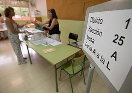 Una ciudadana ejerce su derecho a voto en un colegio electoral en Murcia.