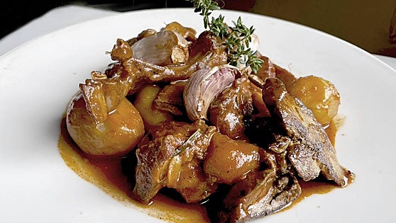 Conejo en salsa de pimientos