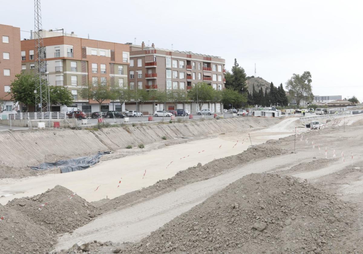 Trabajos de construcción de la rampa de descenso de las vías para la integración del ferrocarril en la ciudad, ayer.