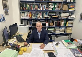 El catedrático Pablo Melgarejo en su despacho.