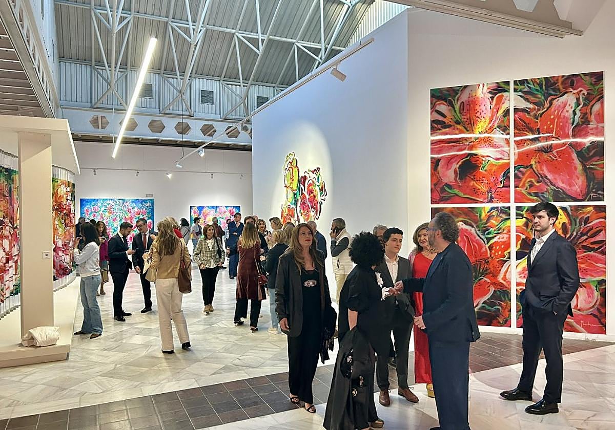 Manuel Herrera y Francisca Muñoz, de rojo, los Muher, en la inauguración de 'Flores y feria' en el Centro Cultural Casa de Vacas.
