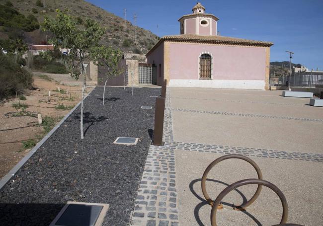 Zona ajardinada junto al Museo Arqueológico de Portmán.