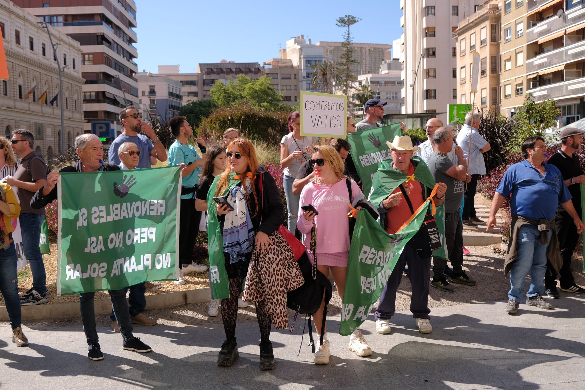 Las imágenes de la protesta de los vecinos de San Miguel de Salinas en Alicante