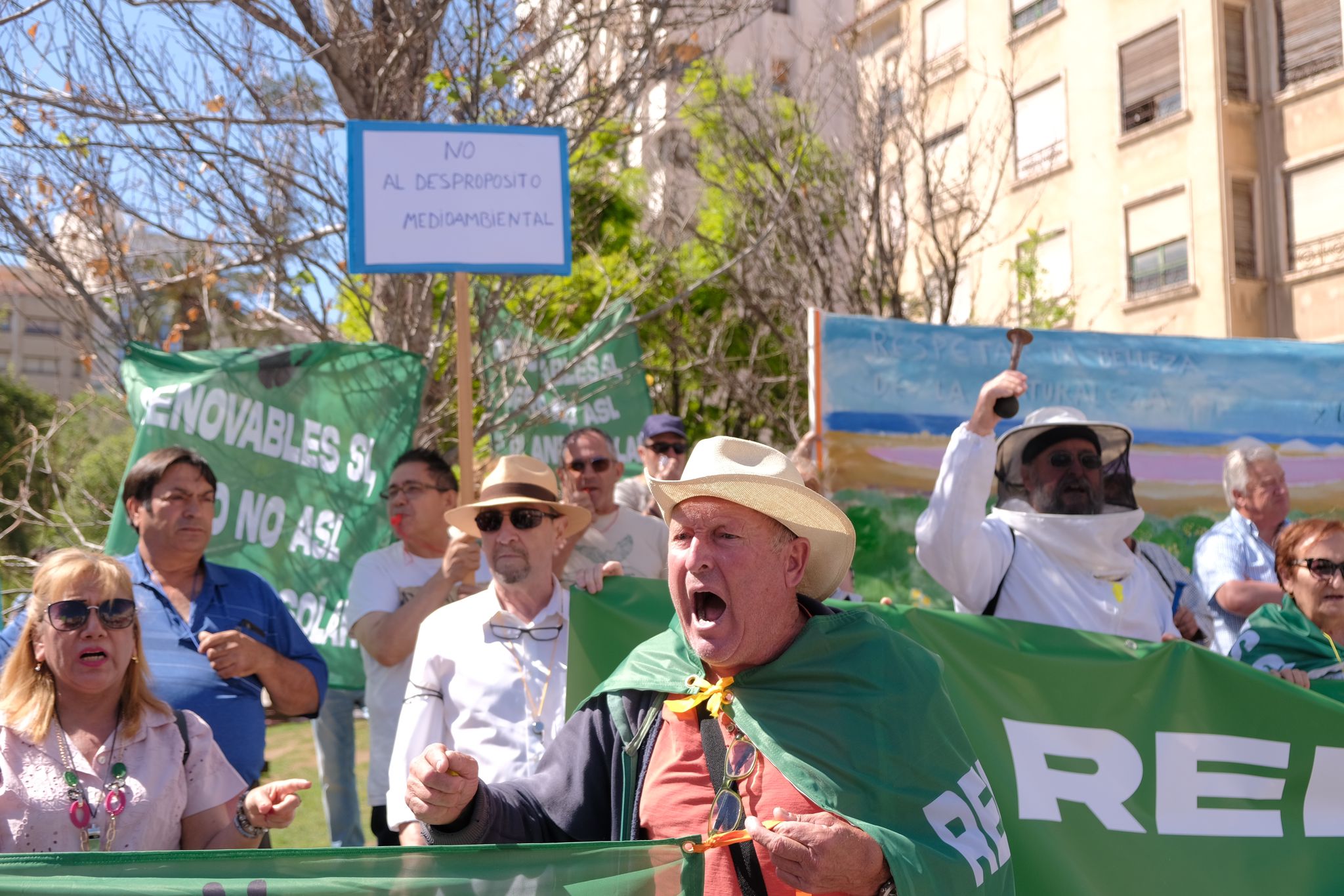 Las imágenes de la protesta de los vecinos de San Miguel de Salinas en Alicante