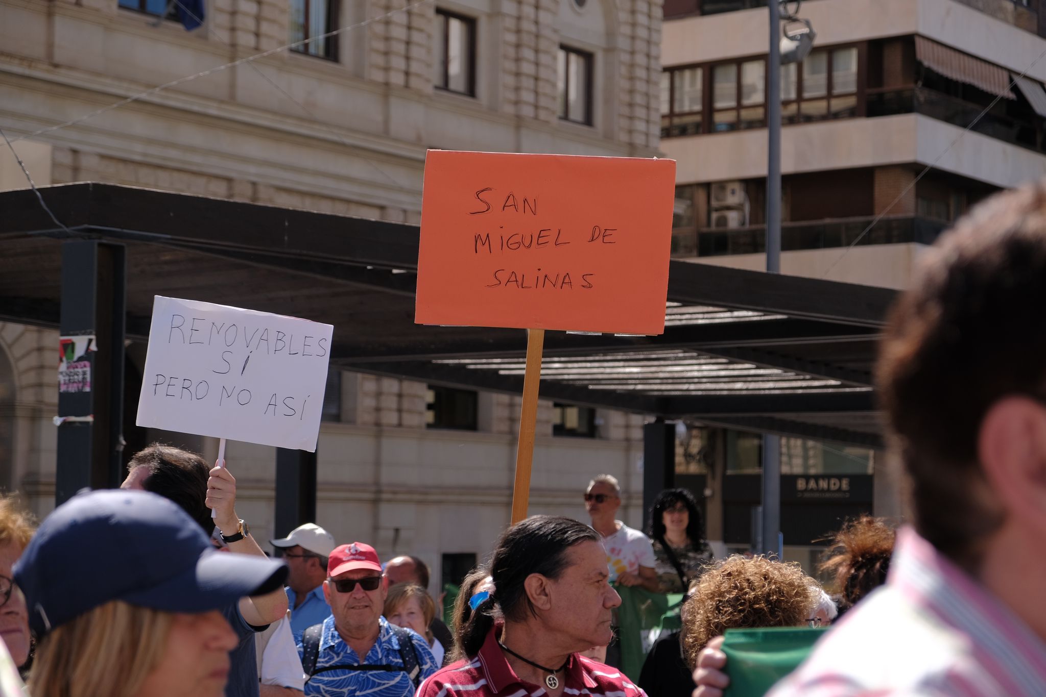 Las imágenes de la protesta de los vecinos de San Miguel de Salinas en Alicante