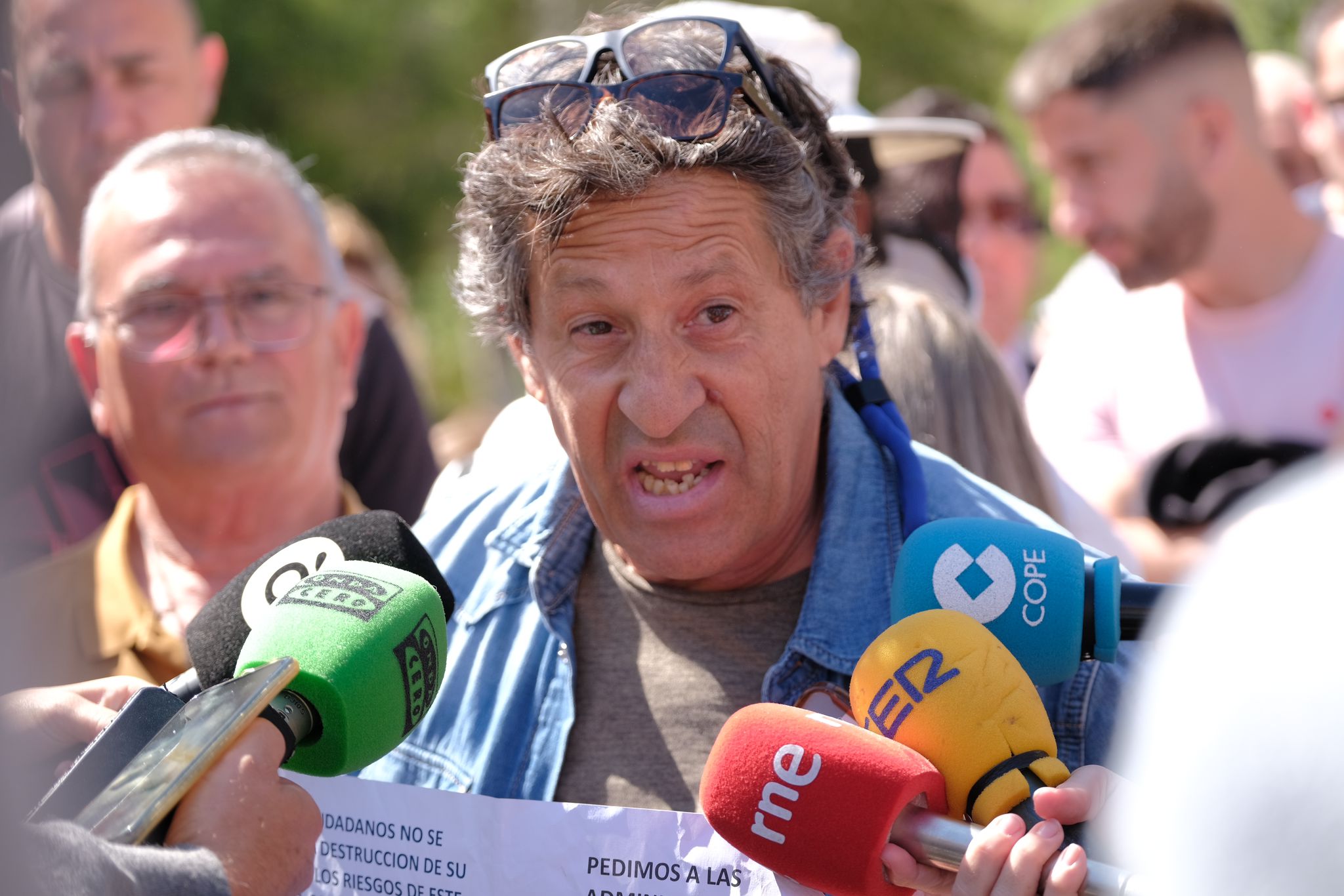 Las imágenes de la protesta de los vecinos de San Miguel de Salinas en Alicante