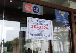 Imagen de un cartel que muestra un premio de la Bonoloto vendido en una administración de lotería.