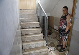 Juan Carlos Ibáñez muestra el estado de la casa de sus abuelos, que fue desalojada en noviembre de 2022.