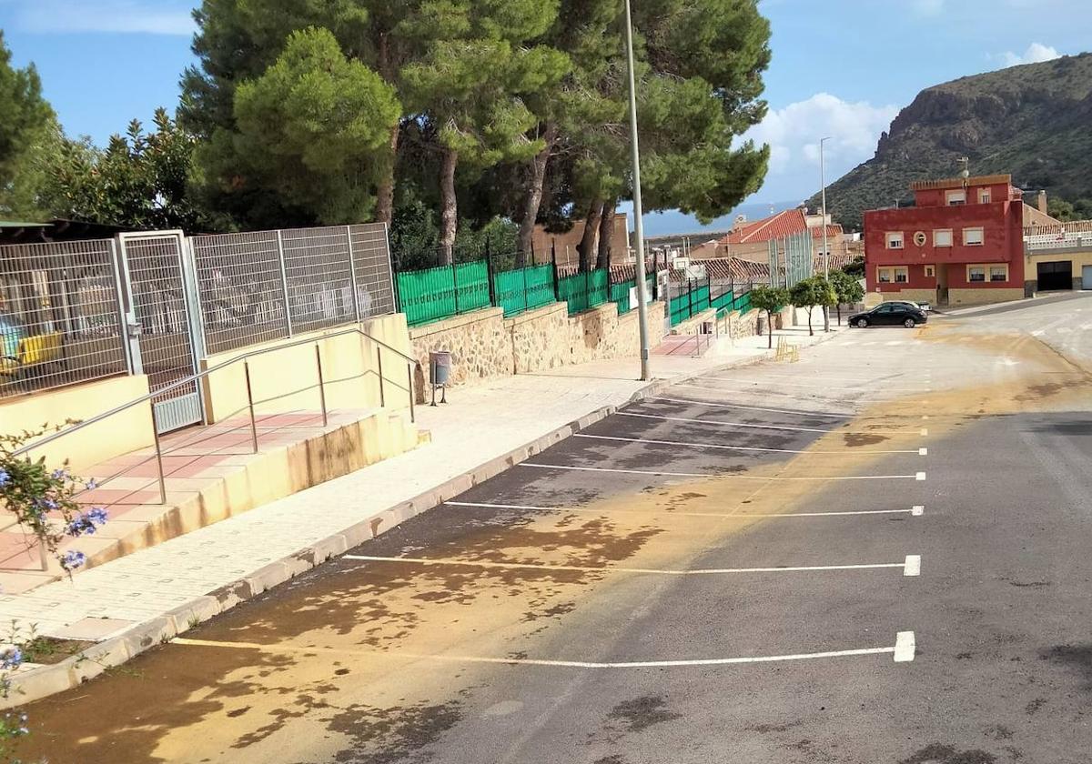 Arrastre de «aguas rojas» junto al colegio público Santiago Apóstol, en Portmán.