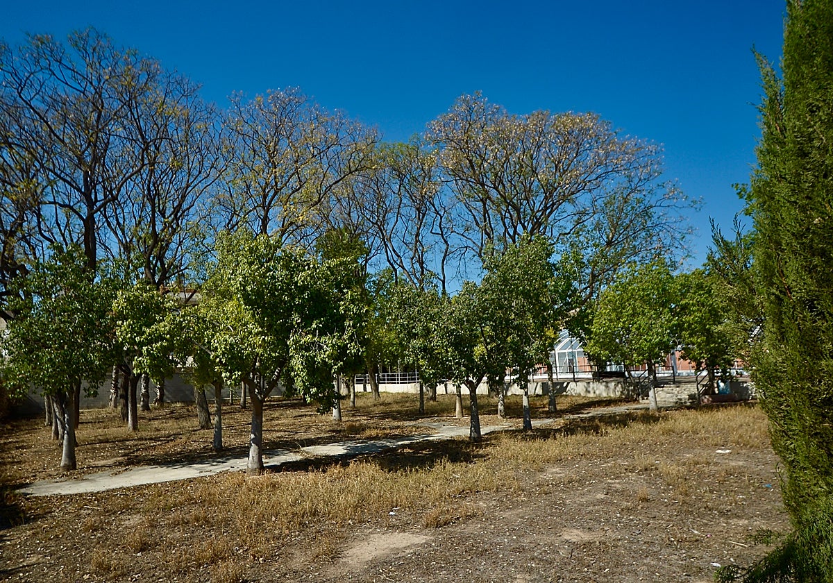 Solar de las dependencias de la piscina de Espinardo donde se prevé construir el nuevo centro cultural del barrio.