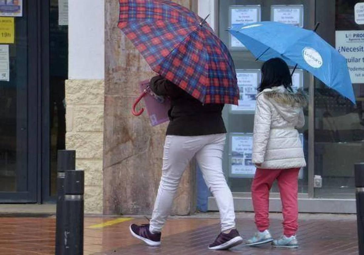 Una madre y su hija en una imagen de archivo.