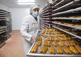 Una de las trabajadoras de Salazones Garre, en San Pedro del Pinatar, comprueba las huevas en el secadero.