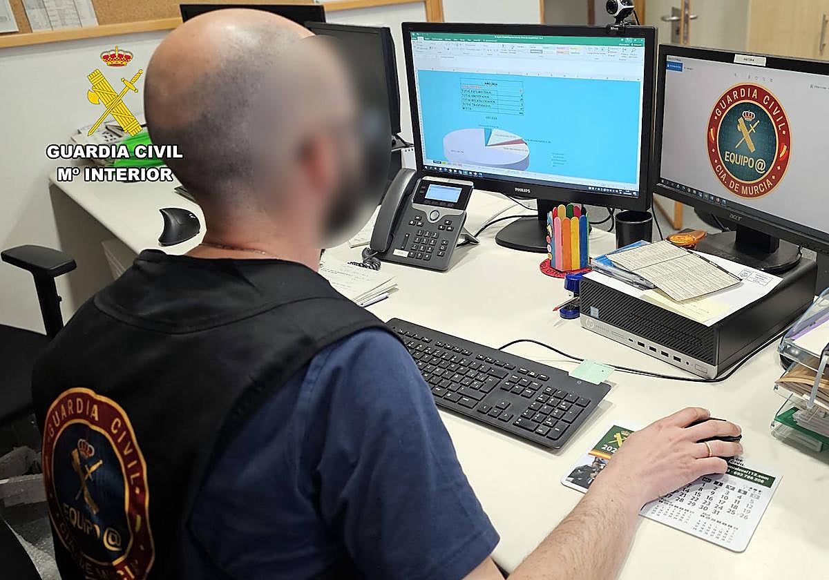 Un agente de la Guardia Civil delante de un ordenador.