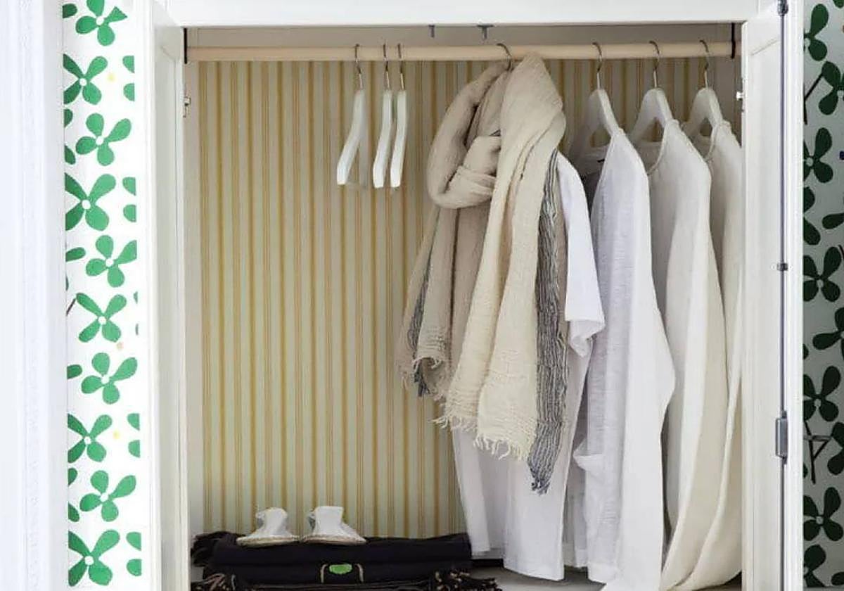 Varias prendas en un armario.