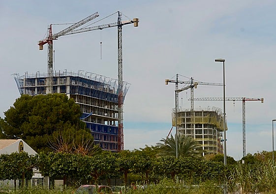 Construcción de nuevas viviendas entre las avenidas Juan Carlos I, Juan de Borbón y Santiago y Zaraíche, en la zona norte de Murcia.