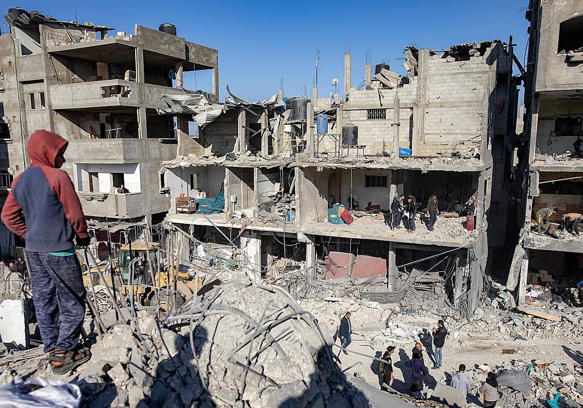 Un joven observa un edificio destruido tras un ataque aéreo de Israel sobre el campo de refugiados de Rafah.