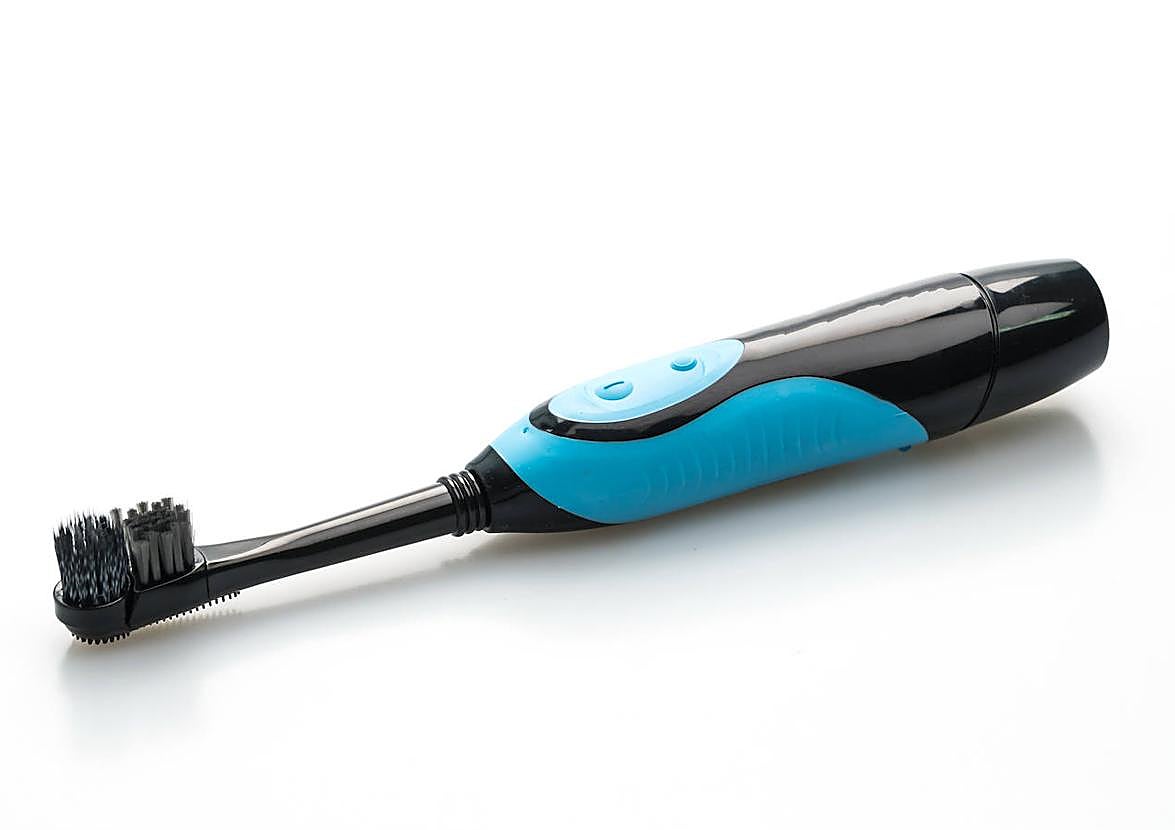 Una estudiante de odontología explica cómo utilizar correctamente el cepillo eléctrico.