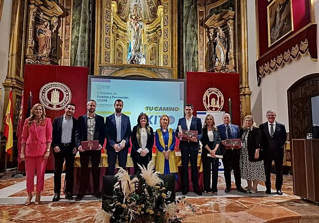 Foto de familia con los ganadores de los premios José Luis Mendoza