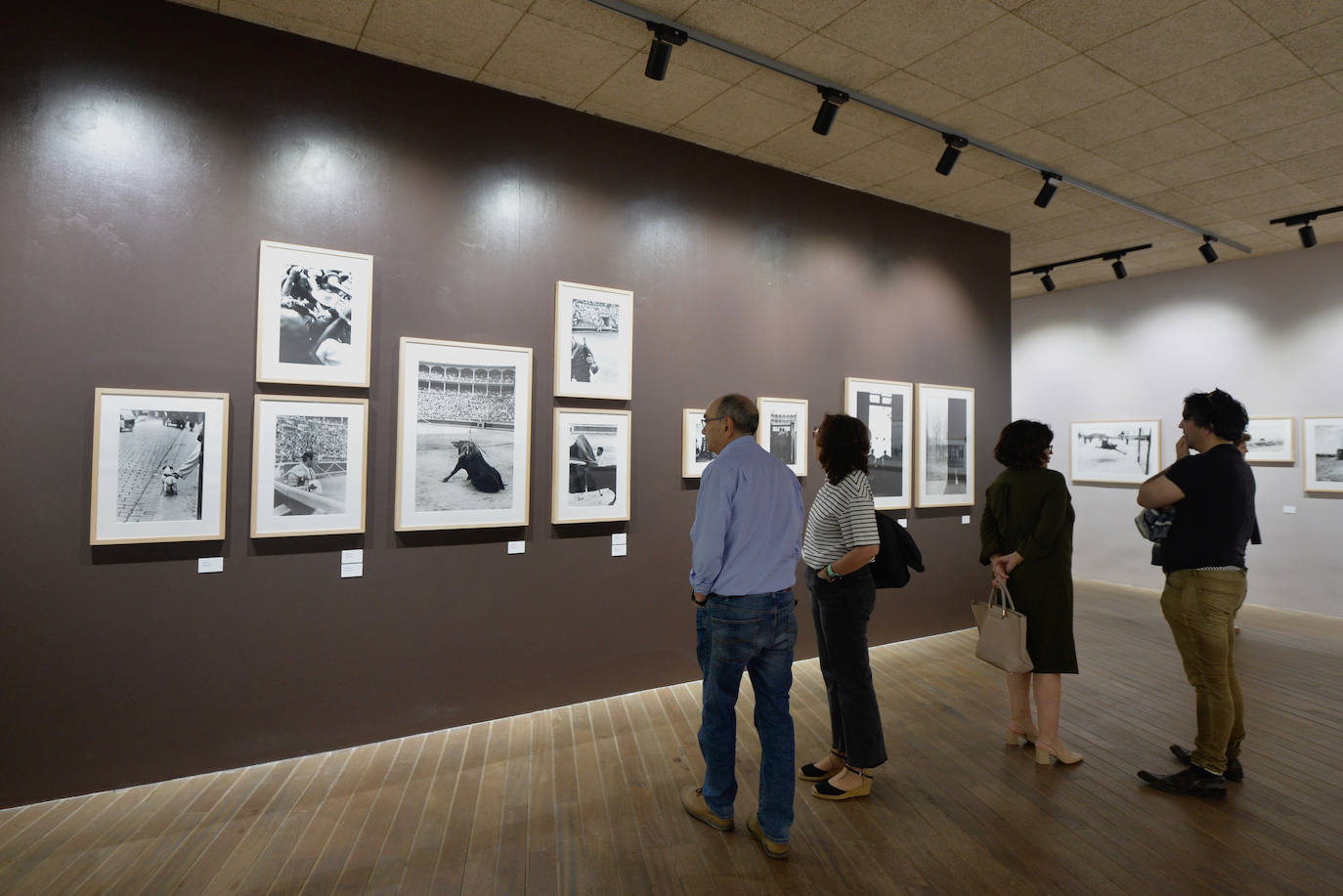 Las imágenes de la exposción de Ramón Masats en el Archivo General de la Región de Murcia