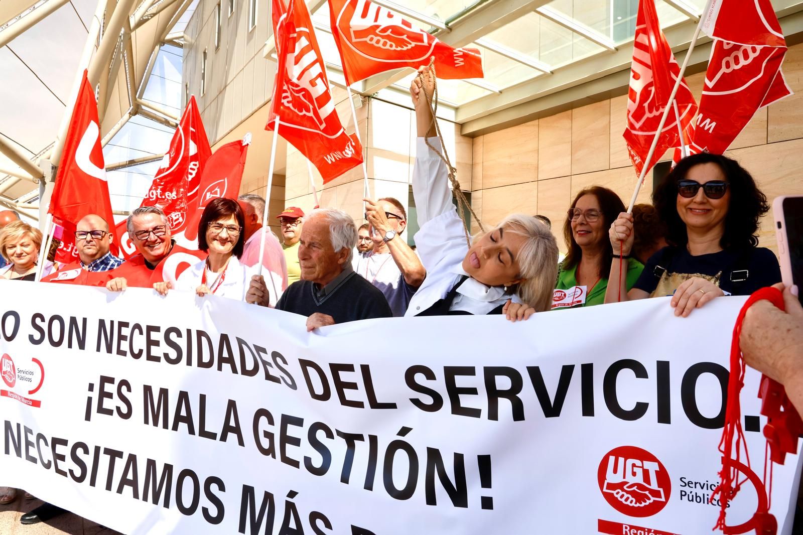 Protestas de sanitarios este jueves en Cartagena por la carga de trabajo.