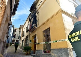 Agentes de la Benemérita custodian la vivienda donde se produjo el fuego, ayer, en Ricote.