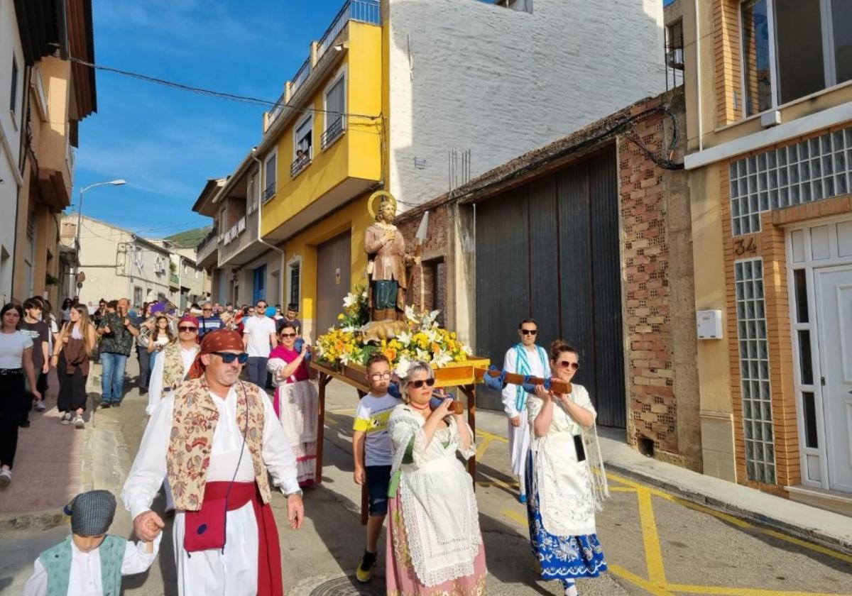 Plegueros con el traje huertano llevando a San Isidro.